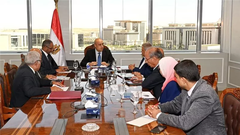 وزير الإسكان يتابع موقف خدمات مياه الشرب والصرف الصحى على مستوى الجمهورية