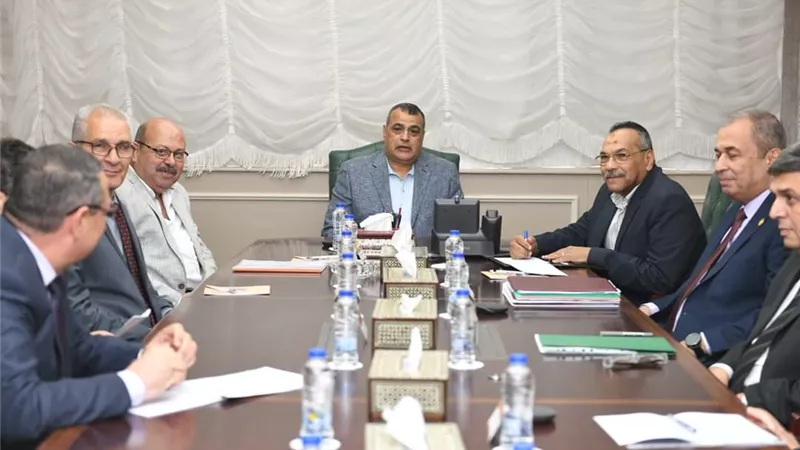 وزير الانتاج الحربي يبحث موقف العقود الخاصة بعدد من المشروعات