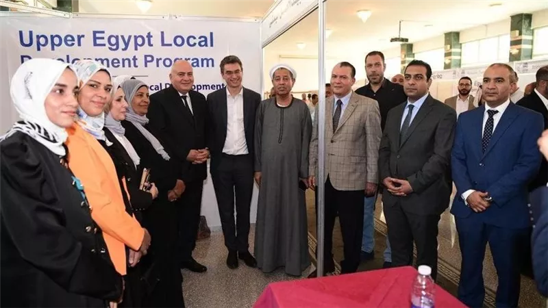 آمنة يتلقى تقريراً حول زيارة المدير الإقليمي للبنك الدولي لمحافظة قنا لمتابعة أنشطة برنامج التنمية المحلية بصعيد مصر