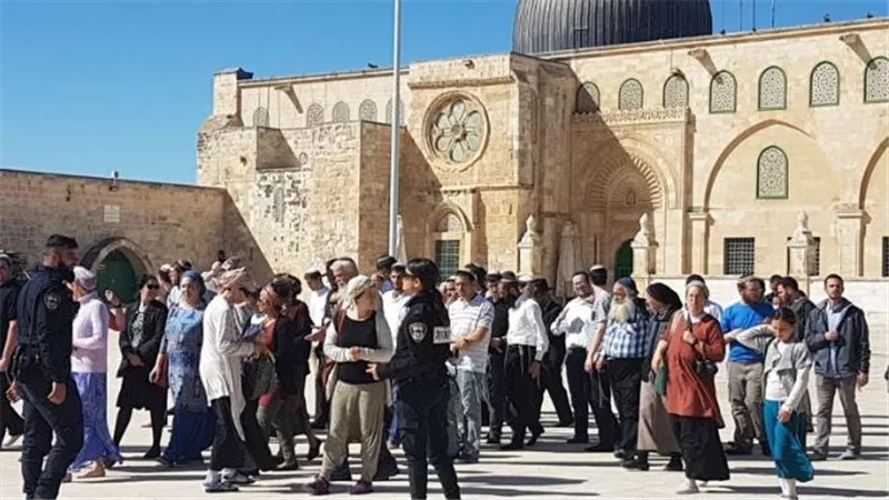 مستوطنون إسرائيليون يؤدون طقوسا تلمودية في محيط المسجد الأقصى المبارك
