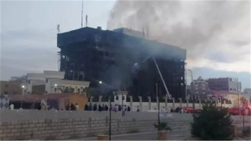 وصول خبراء الأدلة الجنائية لمعاينة حادث حريق مديرية أمن الإسماعيلية