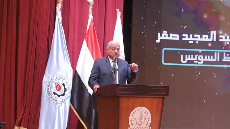 محافظ السويس يشهد حفل تخرج شعبة اللغة الإنجليزية بكلية التجارة