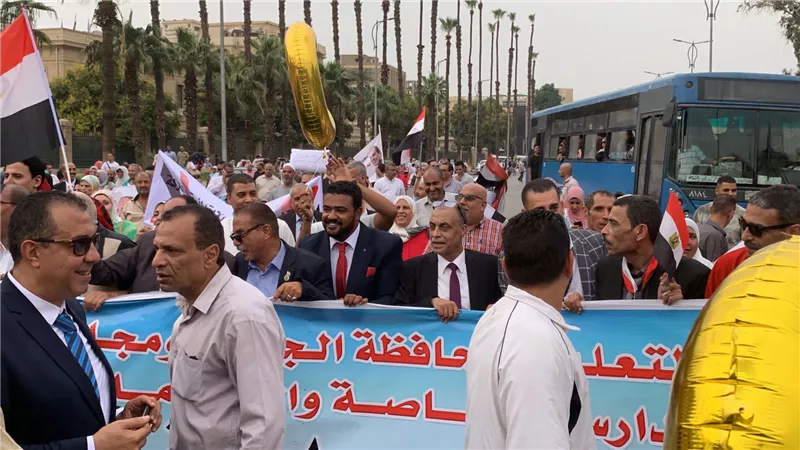 بالصور.. حشود ضخمة بإدارات تعليم الجيزة تجوب المحافظة لمطالبة الرئيس السيسي بالترشح لفترة رئاسية جديدة