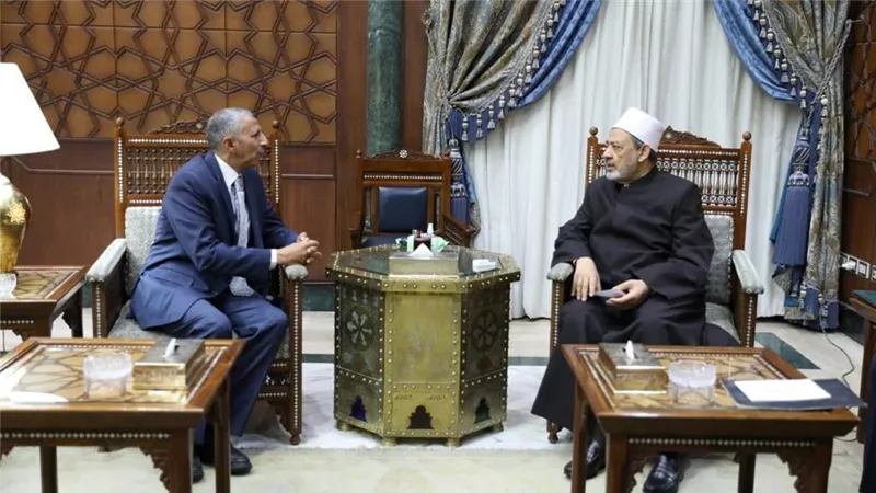 شيخ الأزهر يستقبل سفير مصر لدى الفاتيكان ويبعث رسالة إلى البابا فرنسيس 