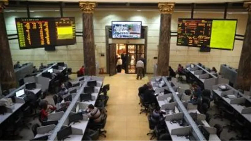 هبوط المؤشر الرئيسي للبورصة بمنتصف التعاملات بضغوط تراجع أسهم قيادية