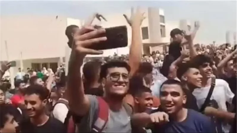 ما تعلقيك؟.. طلاب جامعة حلوان يرقصون على 