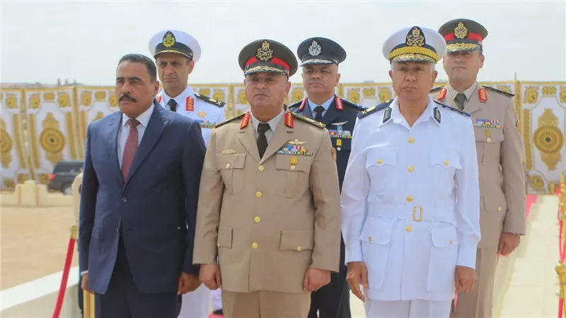 وزير الدفاع ينيب قادة الجيوش الميدانية والمناطق العسكرية لوضع أكاليل الزهور على النصب التذكارى للجندى المجهول