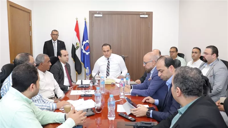 رئيس هيئة الرعاية الصحية يتفقد التشغيل التجريبي لمجمع السويس الطبي ويعقد اجتماعًا مع قيادات فرع الهيئة بالسويس