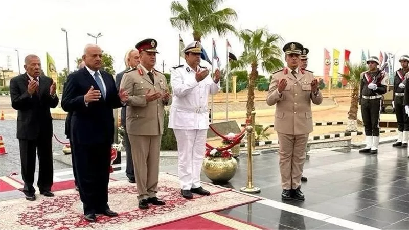 قيادات السويس تضع أكاليل الزهورعلى النصب التذكاري للجندي المجهول