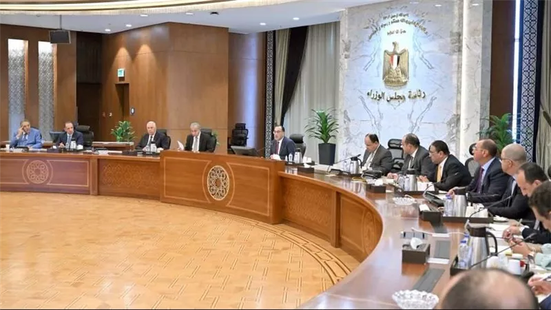 رئيس الوزراء يتابع موقف توافر السلع الأساسية ومستلزمات الإنتاج..وموقف برنامج الطروحات