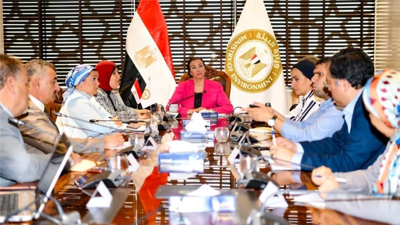 وزيرة البيئة تعقد إجتماعًا مع قيادات الوزارة لتقييم الوضع الراهن والتحديات التي تواجه العمل بمحافظات المنظومة