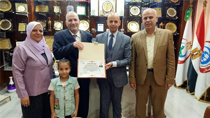وكيل وزارة الصحة بالشرقية يكرم رئيس قسم التقارير السرية بالمديرية لبلوغه سن المعاش