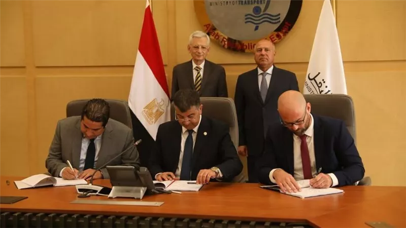 وزير النقل والسفير الفرنسي بالقاهرة يشهدان توقيع مذكرة تفاهم مشروع الخط السادس لمترو القاهرة الكبرى 