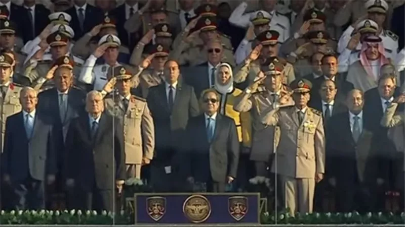 الطلاب منحوا السيسي هدية.. مشاهد من حفل تخرج الكلية الحربية 2023