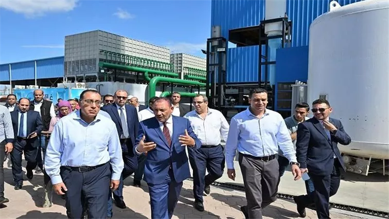 رئيس الوزراء يتفقد مصنع 