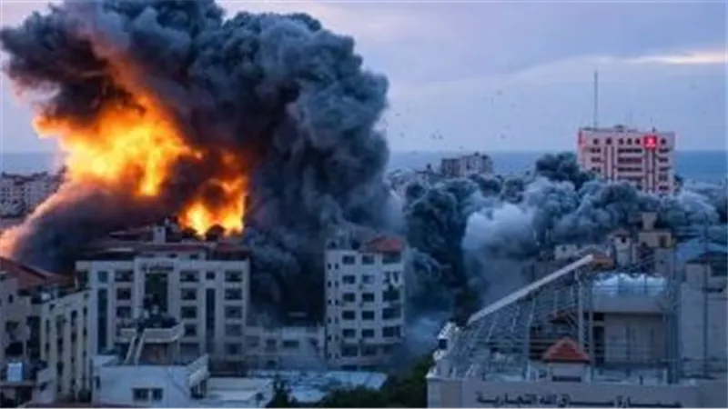 احتجاز سفير بريطانى سابق فى مطار جلاسكو لتضامنه مع القضية الفلسطينية