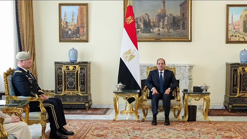الرئيس السيسي يستقبل قائد القيادة المركزية الأمريكية