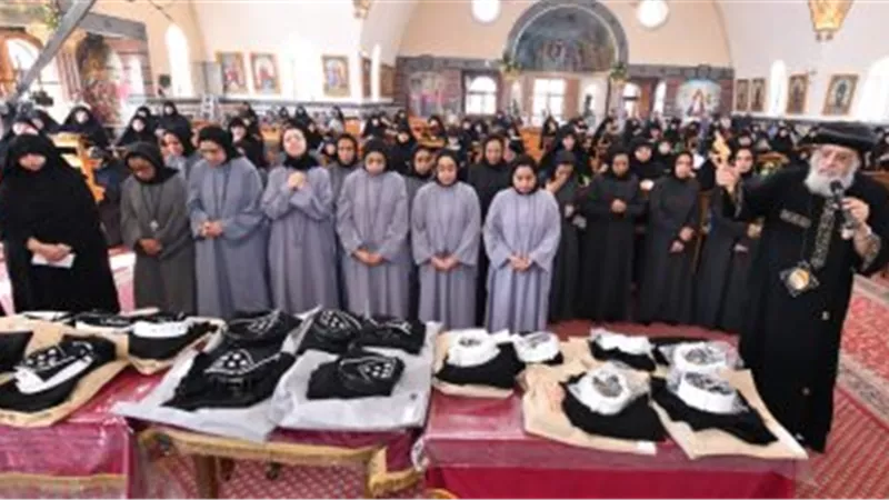 البابا تواضروس يؤدى صلوات رهبنة 16 راهبة لـ 4 أديرة