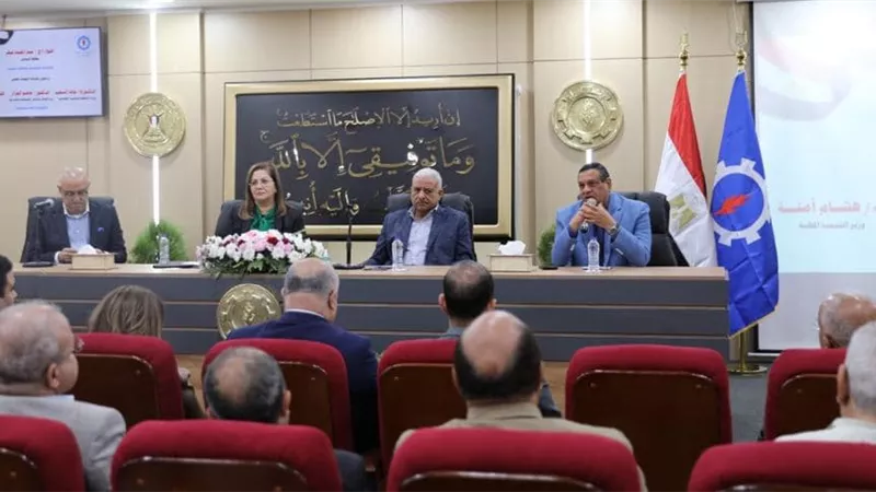 وزراء التنمية المحلية والتخطيط والإسكان يشهدون عرضاً من محافظ السويس للمشروعات التنموية والخدمية الجارية بالمحافظة