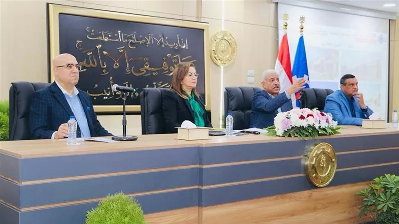 محافظ السويس يعرض الرؤية التنموية والخدمية للمحافظة بحضور3 وزراء
