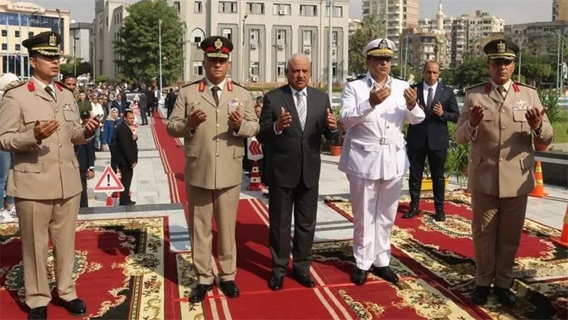 قيادات السويس تضع أكاليل الزهورعلى النصب التذكاري بمناسبة عيد المحافظة القومي