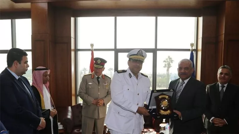 محافظ السويس يتبادل التهاني مع قيادات المحافظة بمناسبة عيد المدينة القومي