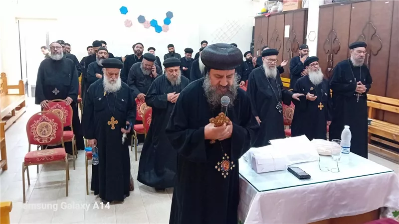 أسقف السويس يبارك حديثي الزواج بكنيسة الشهيد مارجرجس
