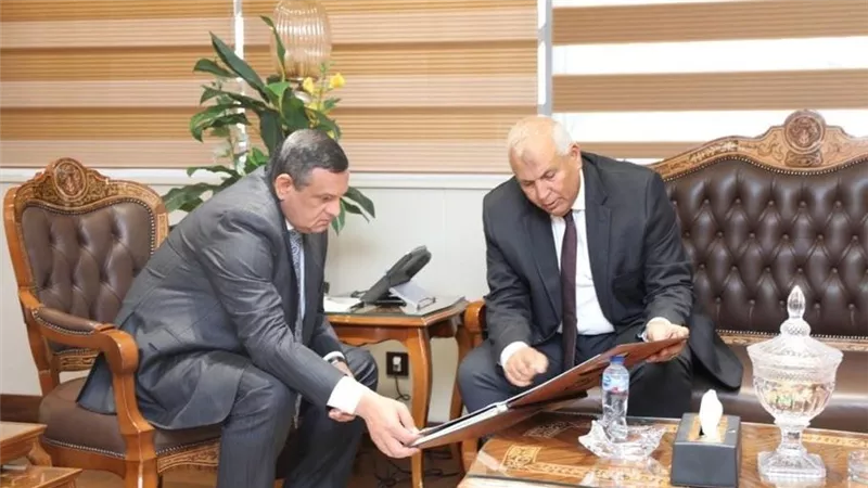 وزير التنمية المحلية يتابع مع محافظ الوادي الجديد الموقف التنفيذي للمشروعات الجارية بالمحافظة