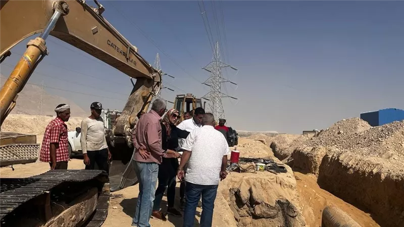 رئيس مدينة السويس تتابع أعمال إحلال جزء من خط المياه بعتاقة
