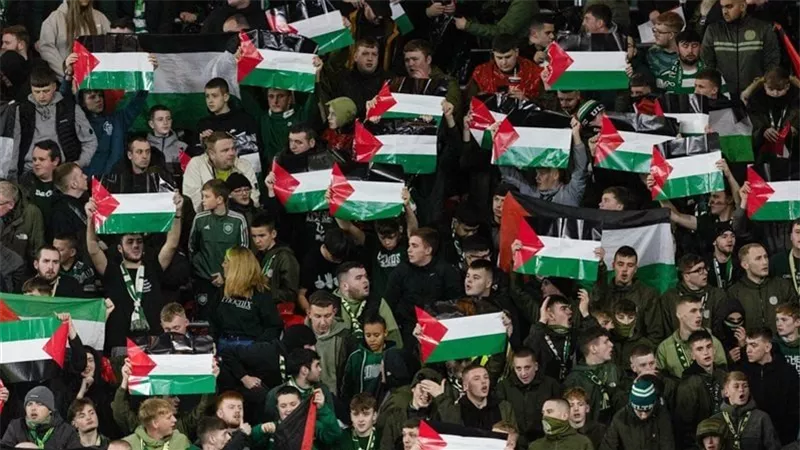 في مواجهة أتليتكو.. جماهير سيلتك تتحدى تحذيرات يويفا و ترفع علم فلسطين