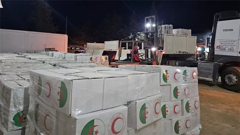 انطلاق أولى المساعدات الجزائرية للشعب الفلسطينى نحو مطار العريش