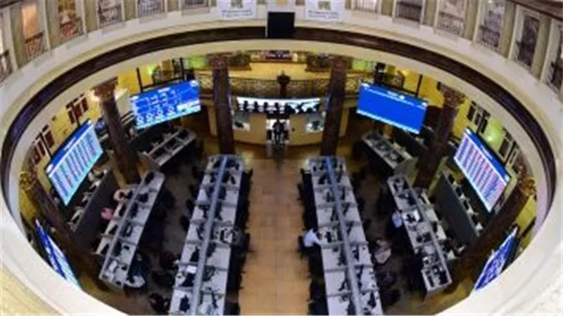 هبوط المؤشر الرئيسى للبورصة بمنتصف التعاملات بضغوط تراجع أسهم قيادية