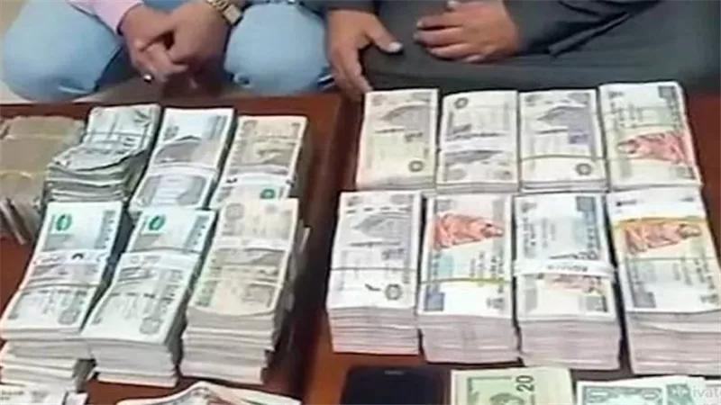 بالإتجار غير المشروع فى النقد الأجنبي.. ضبط شخص بحوزته مبالغ مالية عملات 