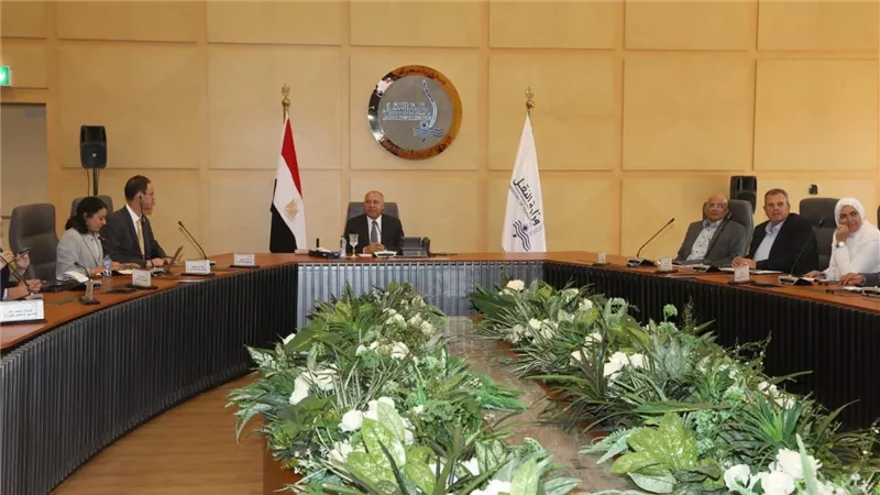 وزير النقل يبحث مع وفد البنك الدولي آخر المستجدات الخاصة بمشروع تطوير خط لوجستيات التجارة بين القاهرة والإسكندرية
