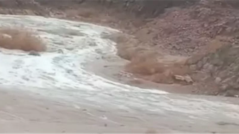 الطرق والكبارى: سيول بالمنطقة التاسعة بطريق سفاجا / قنا وغلق اتجاه مرورى