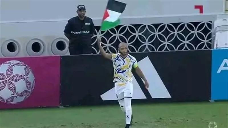 الجزائري ياسين براهيمي يحتفل بعلم فلسطين بعد تسجيله هدفين في الدوري القطري