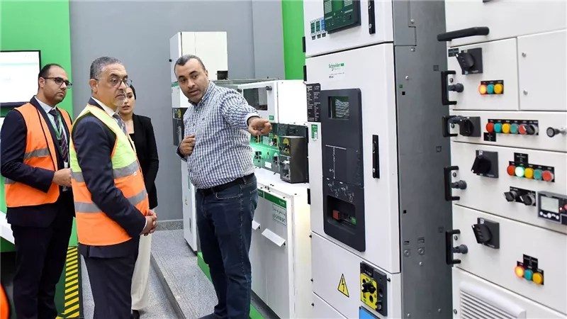رئيس الهيئة العامة للاستثمار يتفقد توسعات مصنع شنايدر إلكتريك بمدينة بدر