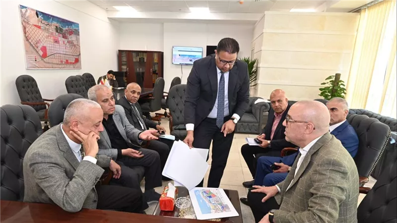 وزير الإسكان يعقد اجتماعا بمقر جهاز مدينة العلمين الجديدة لمتابعة تقدم الأعمال بالمشروعات الجارى تنفيذها بالمدينة
