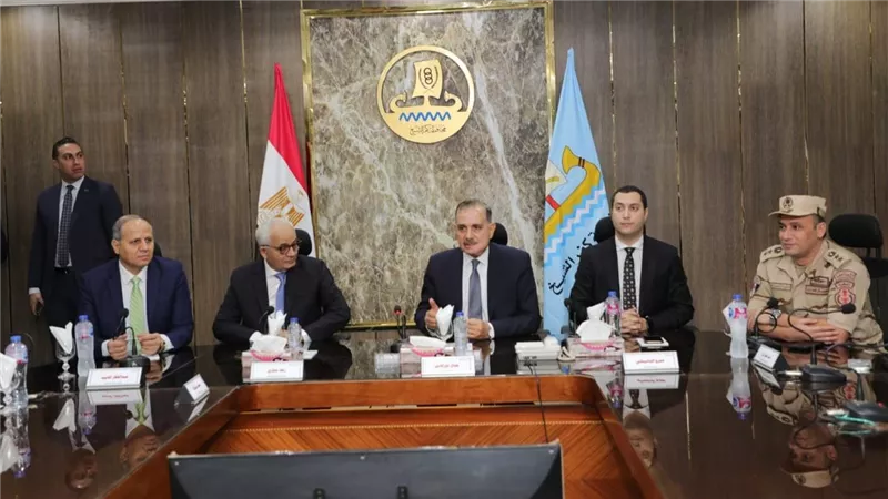 وزير التعليم ومحافظ كفر الشيخ يعقدان اجتماعا مع القيادات ومديري الإدارات التعليمية بالمحافظة 