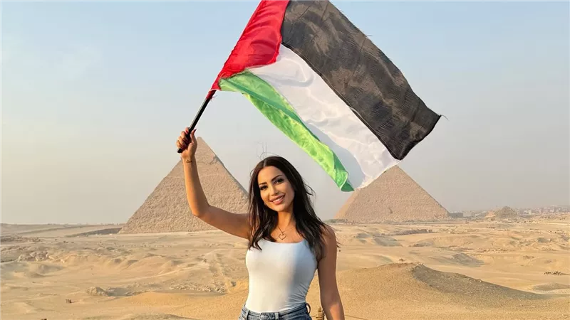 بالشال وعلم فلسطين.. نسرين طافش: خلوا قلبكم قوي واثق بالنصر