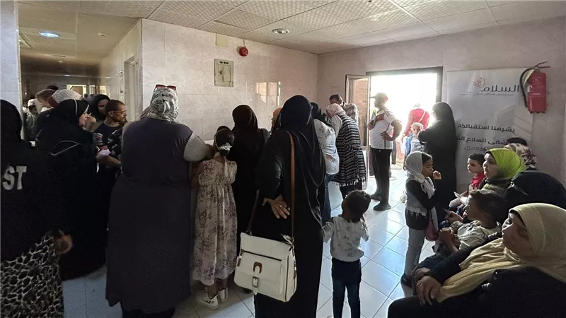 الكشف على أكثر من 300 حالة  مجانية بالقافلة الطبية لصحة السويس وتصنيع البترول
