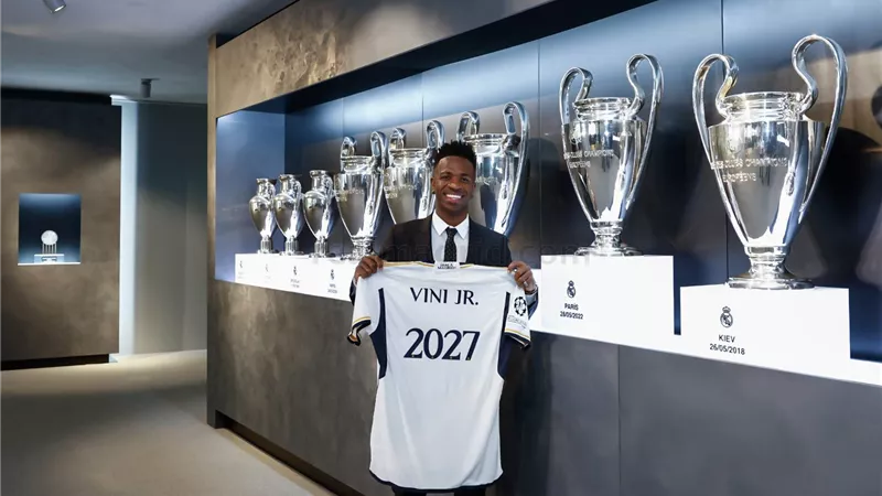 باقي لـ 2027.. رسميا ريال مدريد يمدد تعاقده مع فينيسيوس
