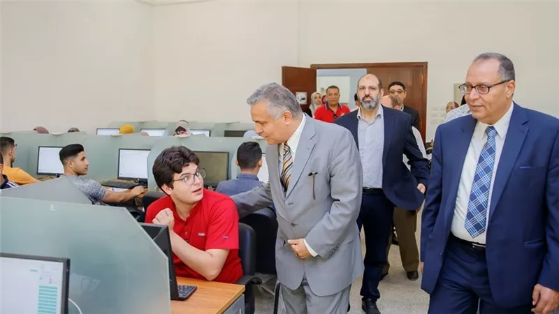 رئيس جامعة السويس يتابع إمتحانات المرحلة لكلية الطب البشري