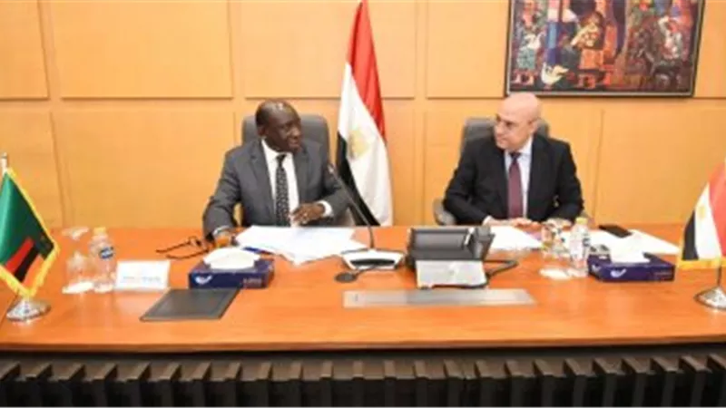 وزير الإسكان يعرض على نظيره الزامبى تجربة مصر فى مجال إسكان محدودى الدخل