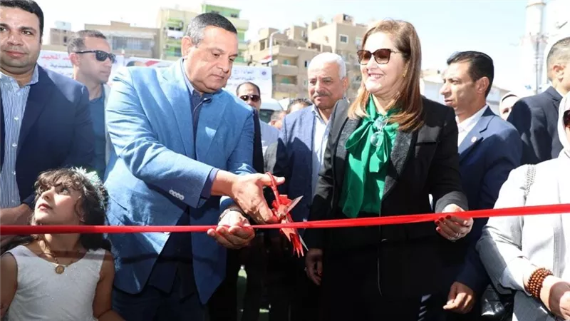 وزراء التنمية المحلية والتخطيط والإسكان ومحافظ السويس يفتتحون منفذ لبيع السلع الغذائية