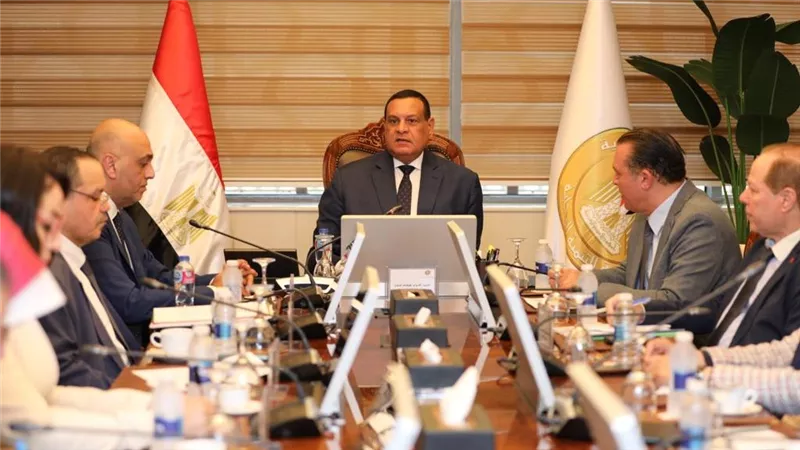 وزير التنمية المحلية يبحث مع رئيس جهاز تنمية المشروعات المتوسطة والصغيرة ومتناهية الصغر مجالات التعاون المشترك 