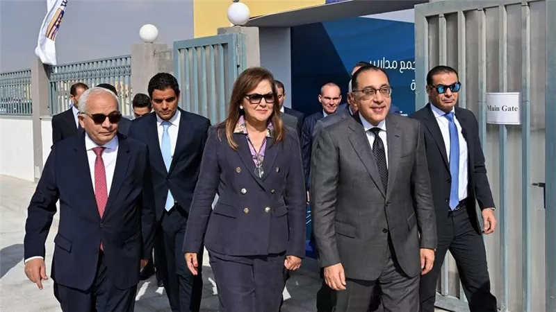 رئيس الوزراء يتفقّد بعض المدارس لمتابعة الأنشطة التعليمية المختلفة