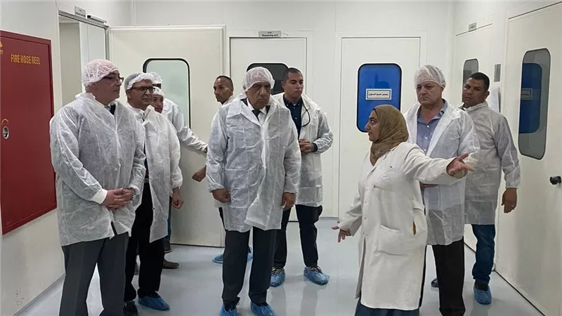 وزير قطاع الأعمال العام يتفقد مصانع شركة النصر للكيماويات الدوائية