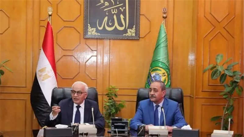 وزير التربية والتعليم ومحافظ الإسماعيلية يعقدان اجتماعا مع قيادات ومديرى الإدارات التعليمية بالمحافظة