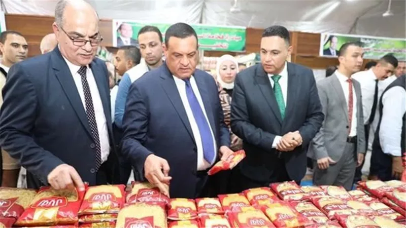 وزير التنمية المحلية ومحافظ الدقهلية يتفقدان معرض بيع السلع والمواد الغذائية بأسعار مخفضة 